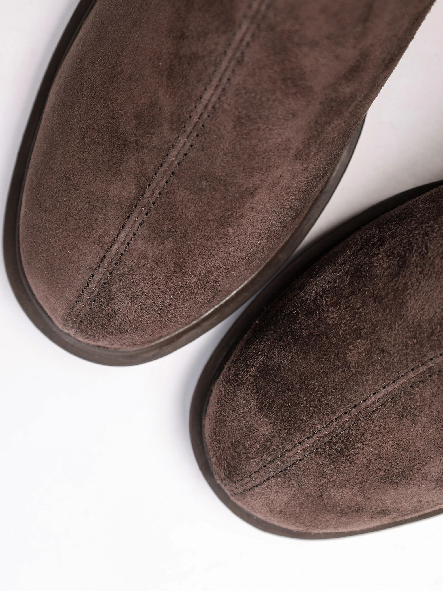 Ботинки темно-коричневого цвета на высоком широком каблуке